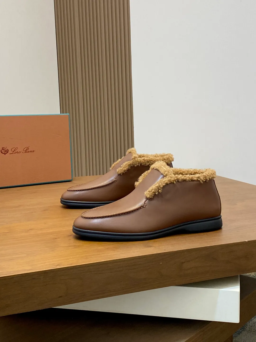 Men's Men's Shoes💰860 LoroPiana/nuoyoupiana men's new autumn and winter wool shoes, Dongguan-made raw materials are in great demand! This casual shoe is made of imported calfskin, with a full wool lining and insole for an extraordinarily comfortable and warm wearing experience. The ultra-light two-color rubber sole creates a charming modern aesthetic. There is an LP logo on the bottom. The style is simple and fashionable, and the upper foot is comfortable, warm and breathable! Comes complete with original box packaging! Size: 39-40-41-42-43-44 standard leather shoe size (45/46 can be customized but does not support returns)
